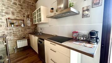 Een koelkast, een magnetron, een oven, een kookplaat