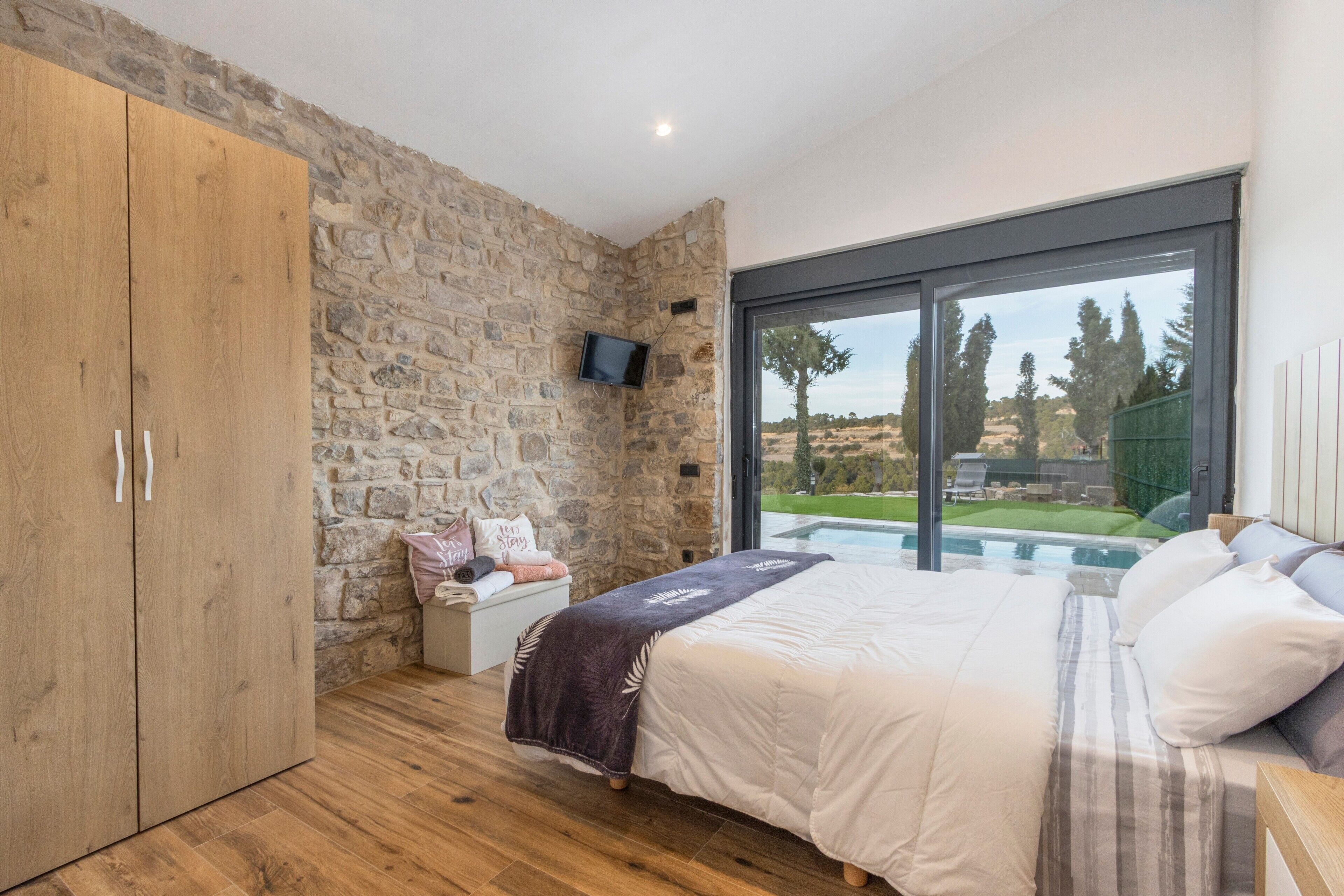 2 bedrooms, desk, iron/ironing board, WiFi