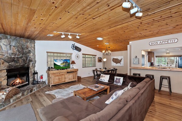 Een smart-tv, een open haard en een dvd-speler