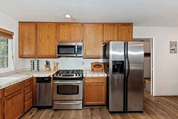 Fridge, microwave, stovetop, dishwasher