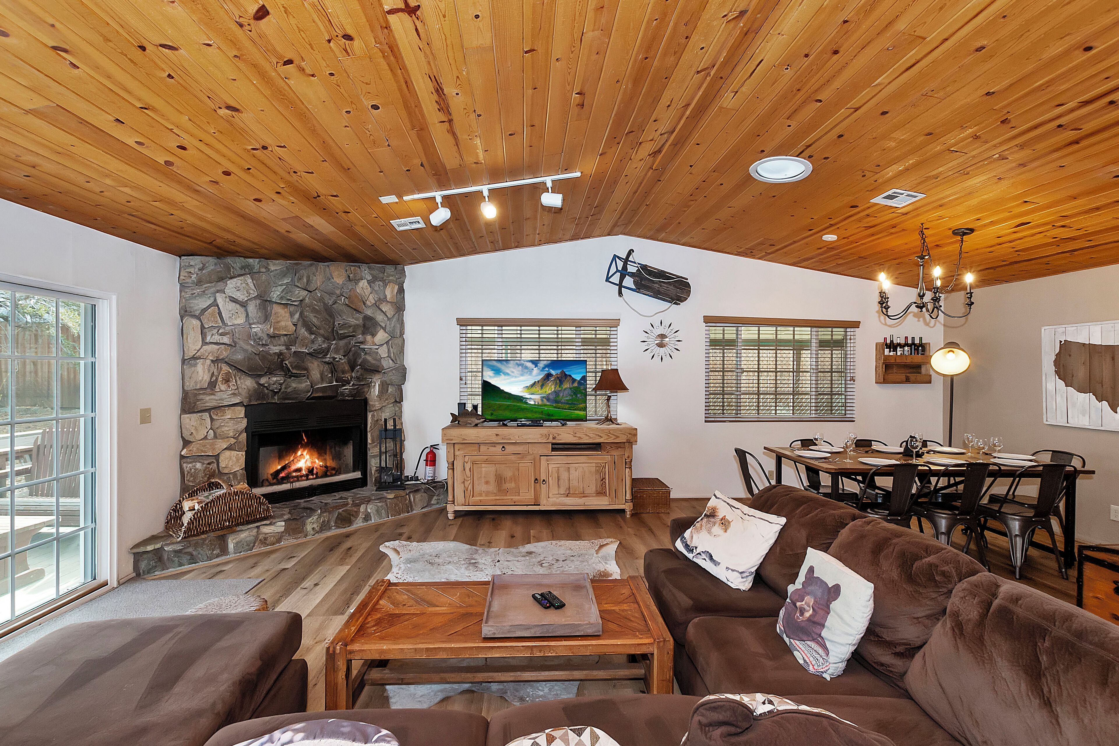 Smart TV, fireplace, DVD player