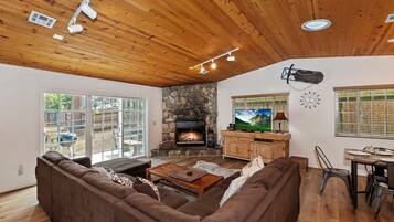 Smart TV, chimenea y reproductor de DVD