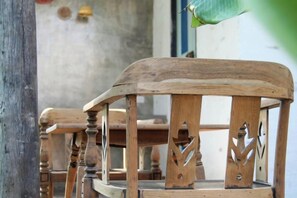 Una silla de madera con detalles tallados.