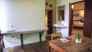 A compact room with a kitchen area, a dining table, and a bed. - Baannoi Retreat and Stay Chiang Mai (Chiang Mai)