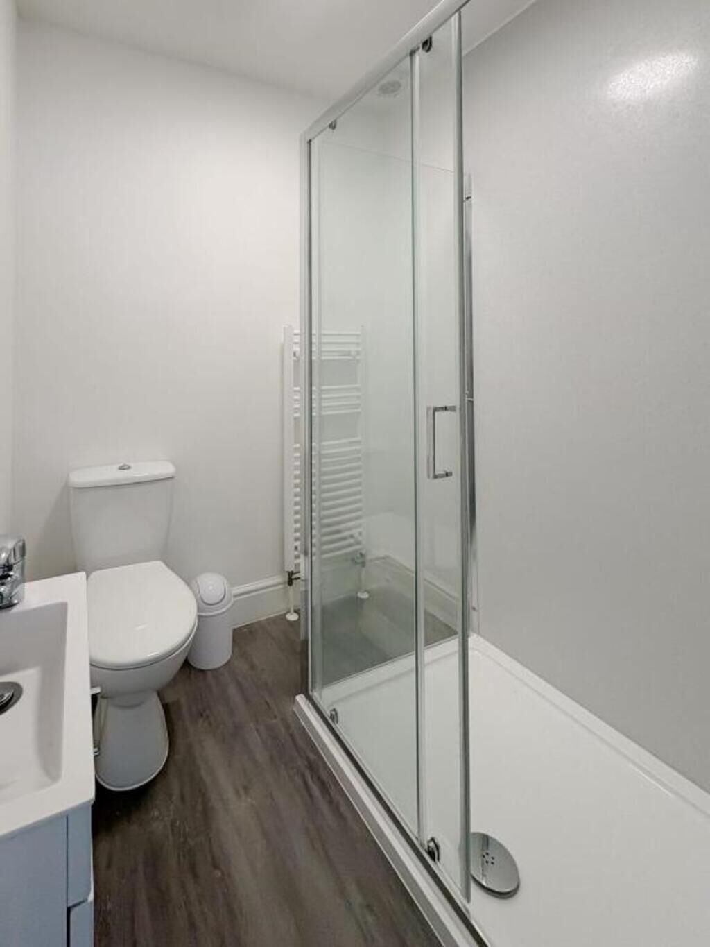 Hårføner, håndklær og toalettpapir