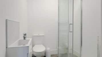 Een haardroger, handdoeken, toiletpapier