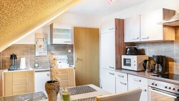 Een koelkast, een magnetron, een oven, een kookplaat