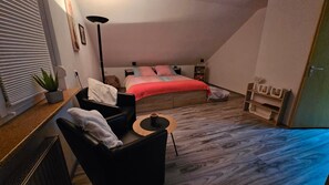 1 slaapkamer, een strijkplank/strijkijzer, wifi, beddengoed