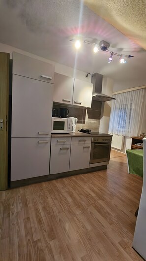 Een koelkast, een magnetron, een oven, een kookplaat