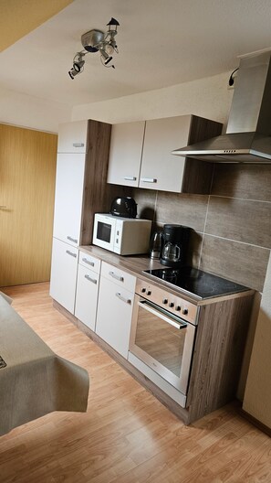 Een koelkast, een magnetron, een oven, een kookplaat