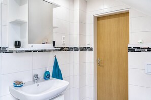 Dusj, hårføner og håndklær