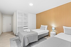 مكواة/لوح كي وخدمة الإنترنت وملاءات أسرّة