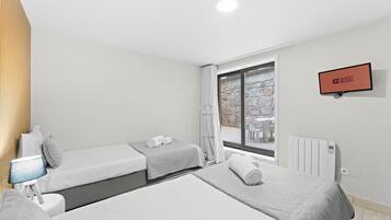 Tabla de planchar con plancha, acceso a internet y ropa de cama