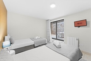 Tabla de planchar con plancha, acceso a internet y ropa de cama 