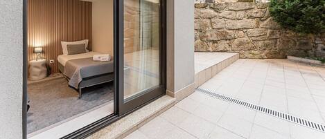 Iron/ironing board, Internet, bed sheets