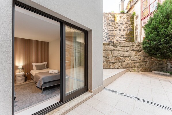 مكواة/لوح كي وخدمة الإنترنت وملاءات أسرّة