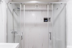 Dusche, Haartrockner, HandtĂŒcher