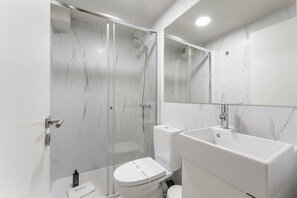 Dusche, Haartrockner, Handtücher