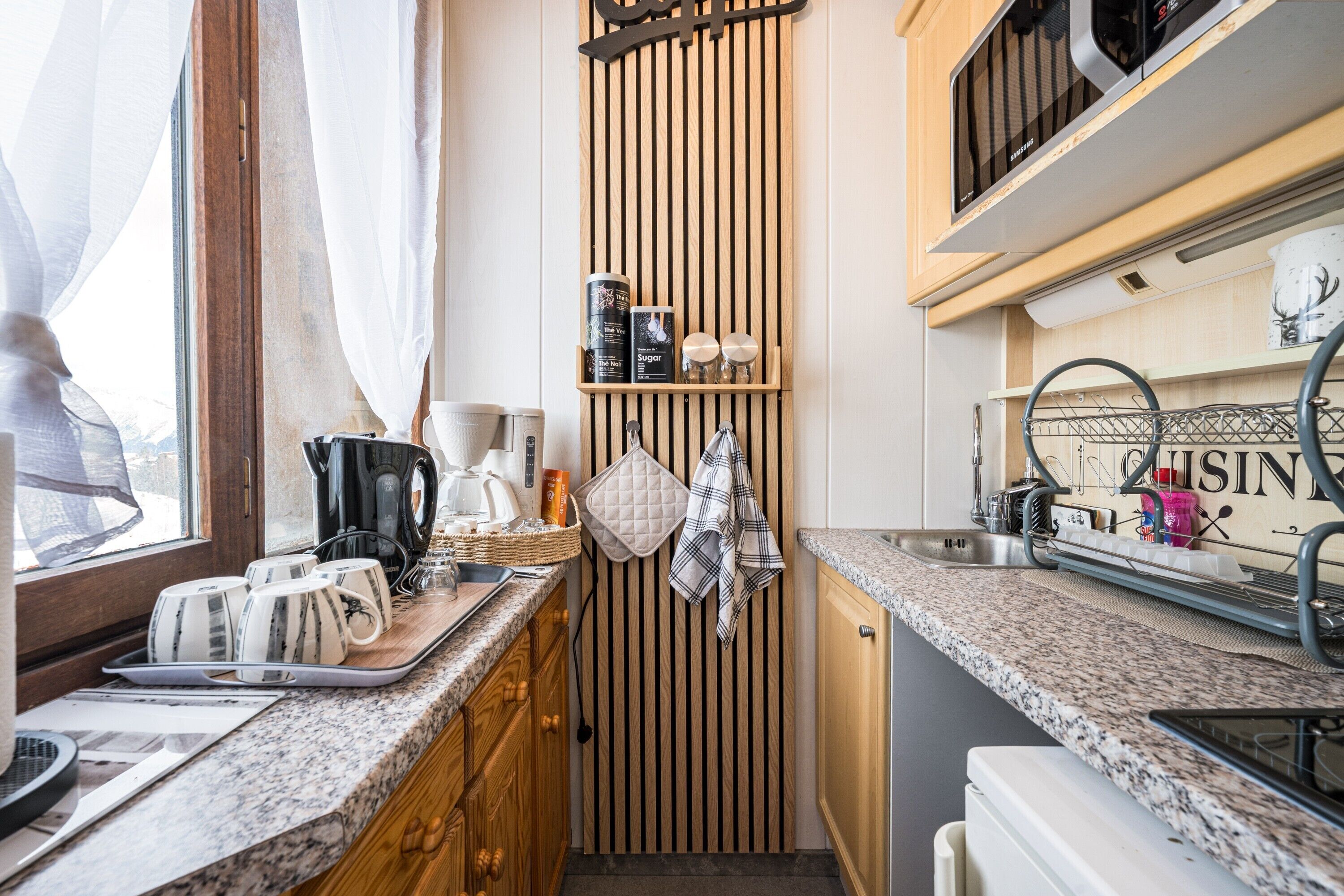 Réfrigérateur, micro-ondes, plaque de cuisson, lave-vaisselle