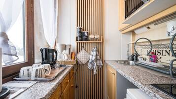 Køleskab, mikrobølgeovn, kogeplade, opvaskemaskine