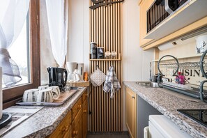 Kjøleskap, mikrobølgeovn, kokeplater og oppvaskmaskin