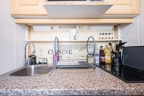Réfrigérateur, micro-ondes, plaque de cuisson, lave-vaisselle