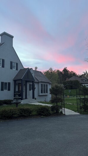 Exterior - Charming 3-bedroom house on the edge of town in pleasant Petoskey (Petoskey)