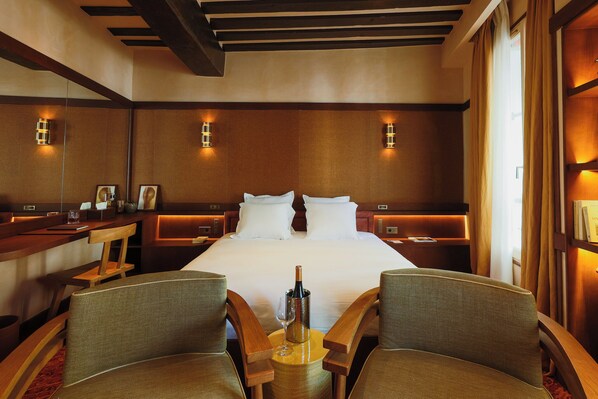 Blackout drapes, soundproofing, free WiFi