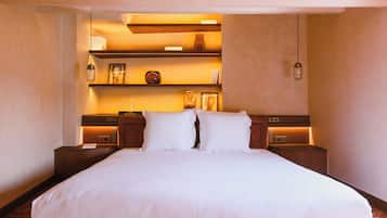 Minibar, decoración personalizada, muebles diferentes y escritorio