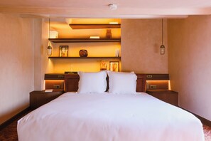 Suite Premium, vista a la ciudad | Minibar, decoración personalizada, muebles diferentes y escritorio 