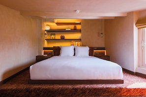 Premium Suite, City View (CONFIDENTIEL-6) | Minibar, individually decorated, individually furnished, desk - Hôtel Confidentiel (Paris)