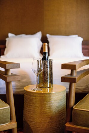 Minibar, individually decorated, individually furnished, desk - Hôtel Confidentiel (Paris)