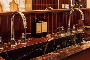 Premium Suite, City View | Bathroom