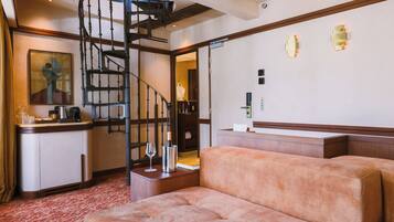 Premium Suite, City View (CONFIDENTIEL-6) | Living area | Offices