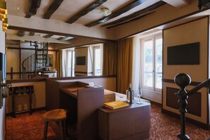 Premium Suite, City View | Living area