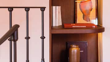 Minibar, decoración personalizada, muebles diferentes y escritorio