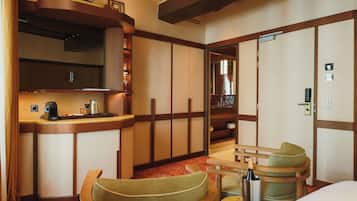 Minibar, decoración personalizada, muebles diferentes y escritorio