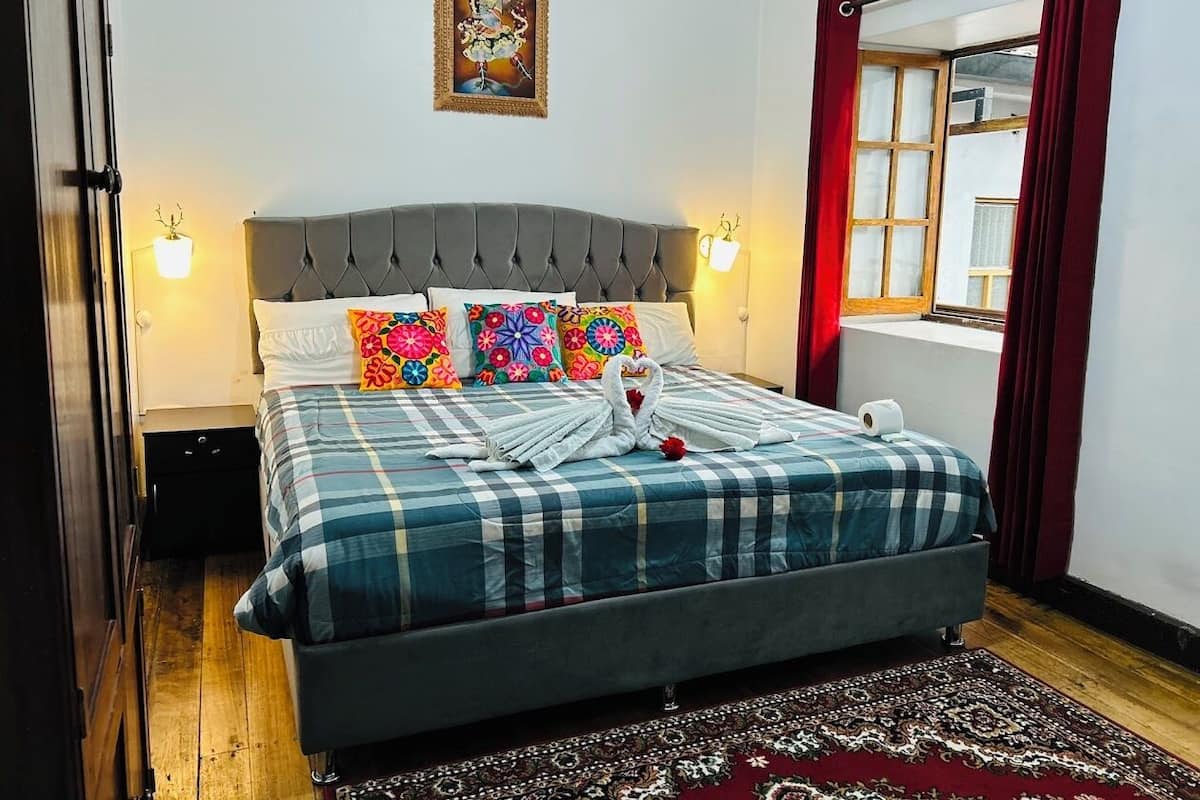 Escritorio, espacio para trabajar con laptop y wifi gratis