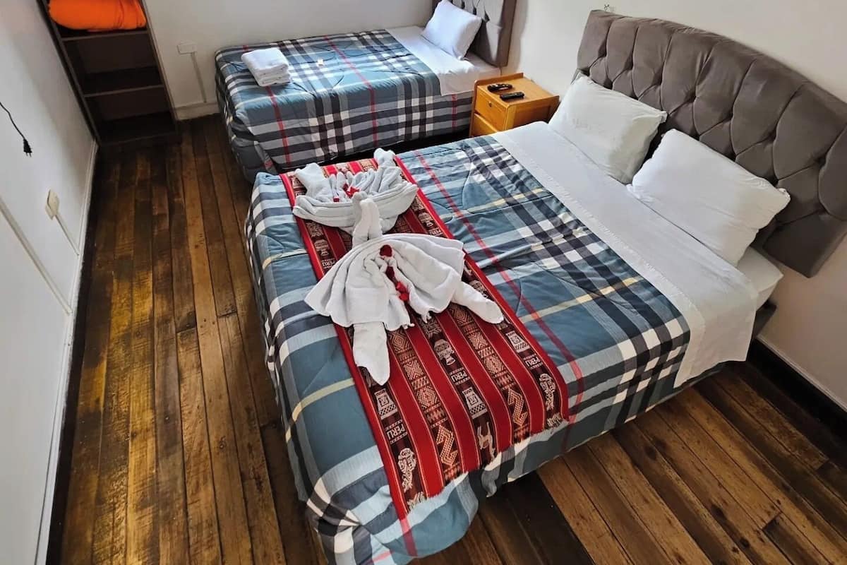 办公桌、笔记本电脑工作区、免费 WiFi、床单