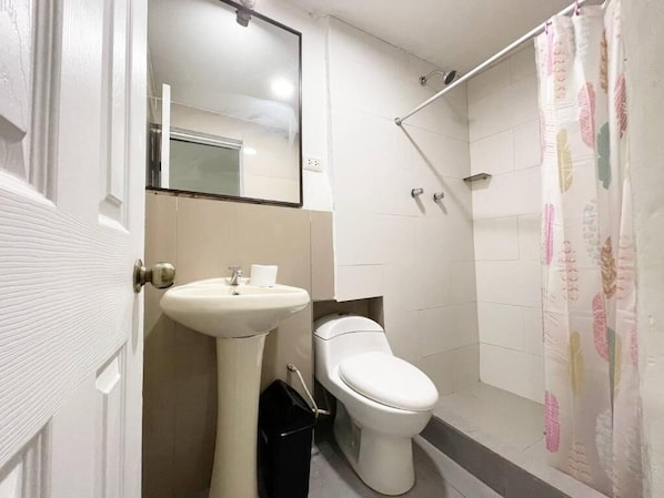 淋浴设施、毛巾、肥皂、卫生纸