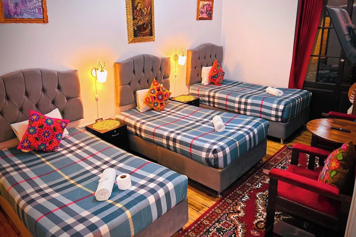 Quarto triplo standard, banheiro privativo, vista para a cidade | Escrivaninha, espaço de trabalho para notebook, quartos à prova de som