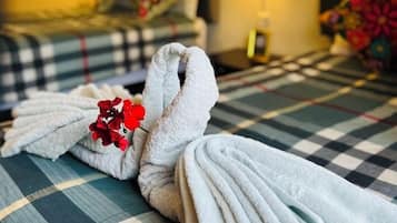 Habitación cuádruple estándar, baño privado, vistas a la ciudad | Escritorio, espacio para trabajar con un portátil, wifi gratis