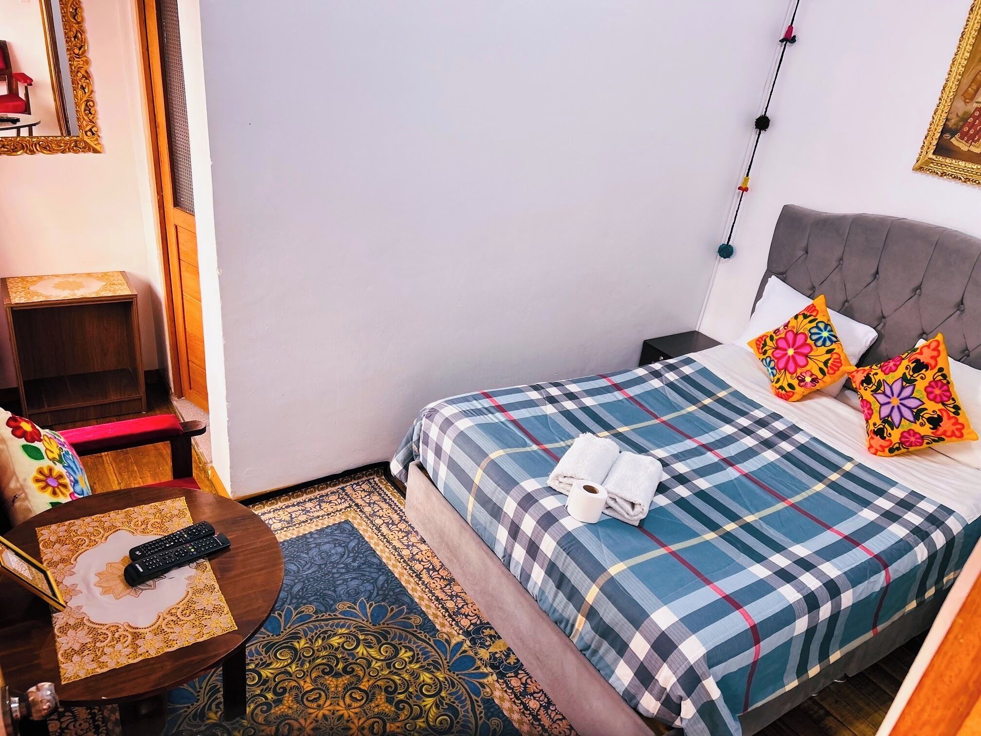 Schreibtisch, laptopgeeigneter Arbeitsplatz, schallisolierte Zimmer