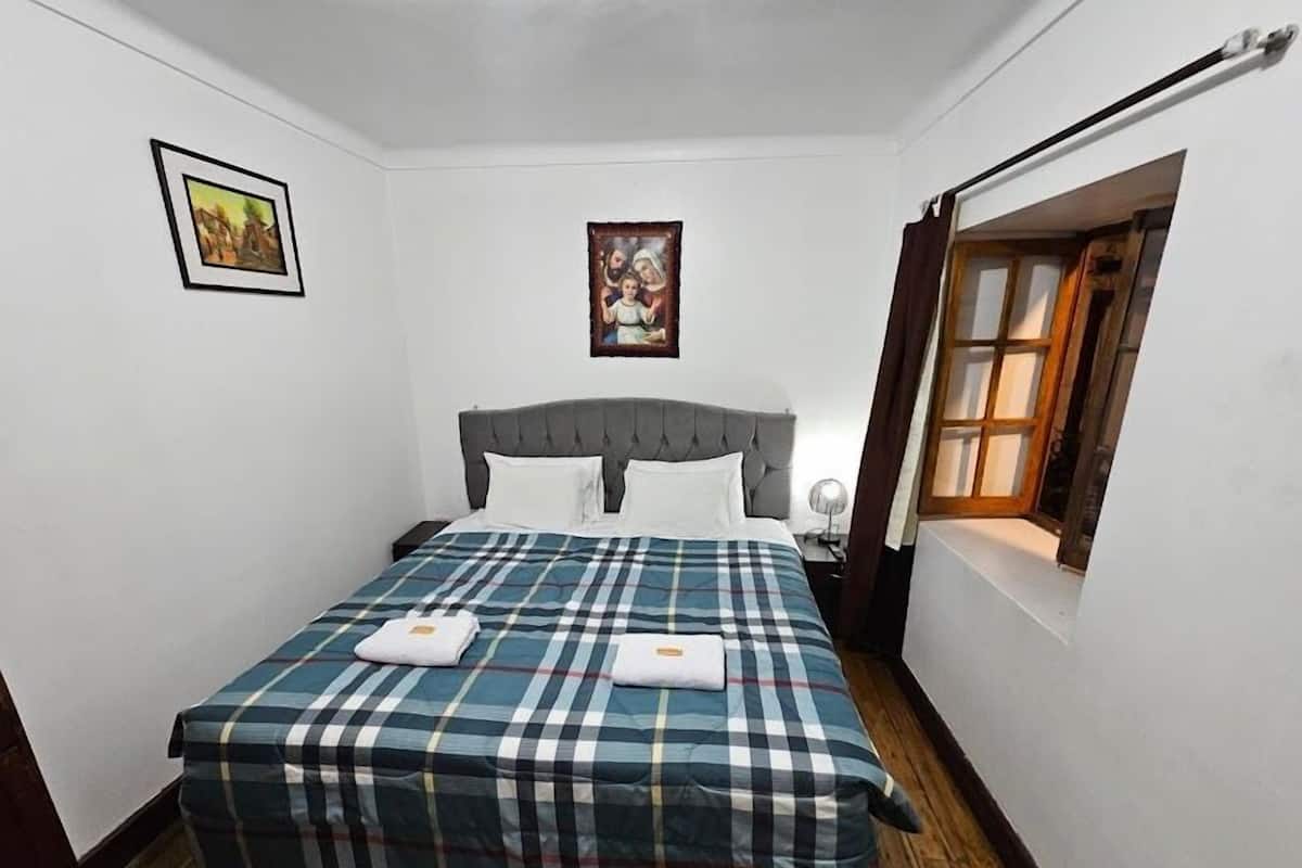 办公桌、笔记本电脑工作区、免费 WiFi、床单