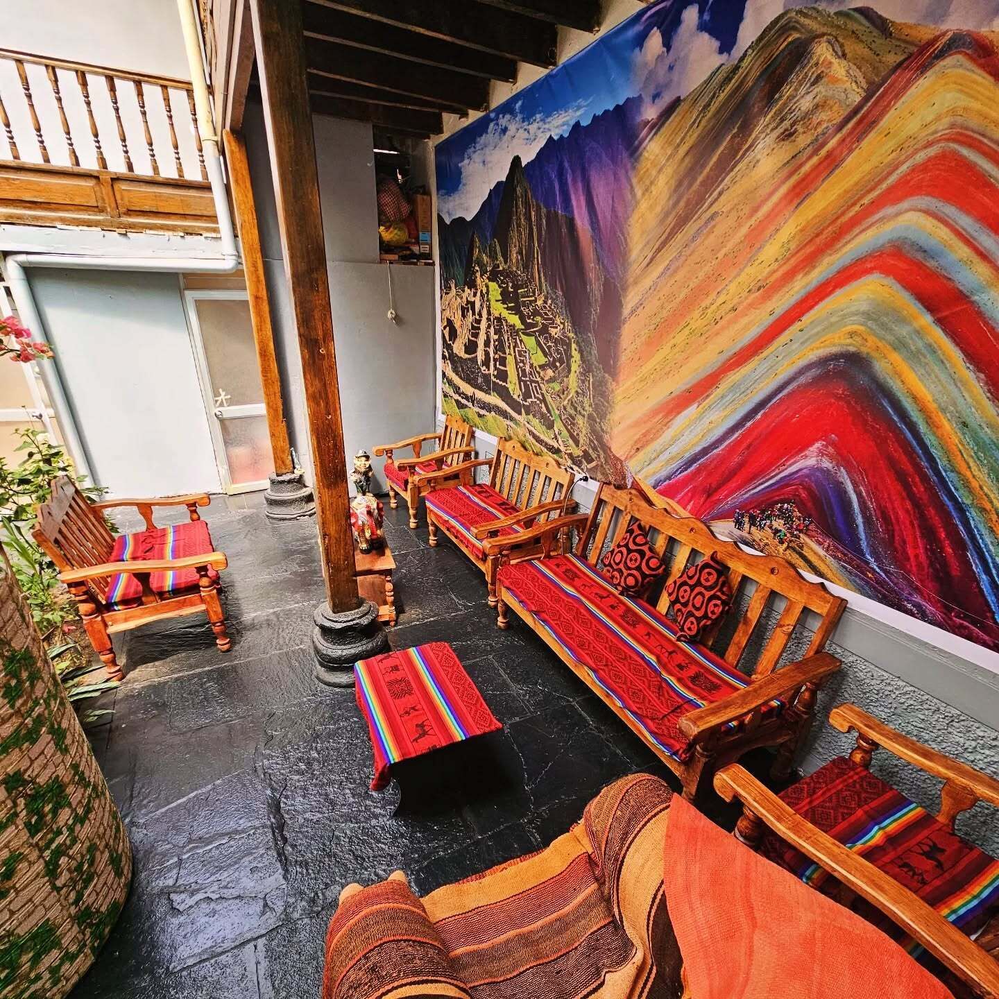 1000-cm Smart TV with digital channels