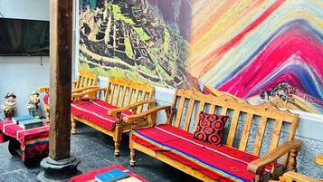 1000-cm Smart TV with digital channels