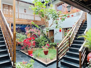 办公桌、笔记本电脑工作区、免费 WiFi、床单