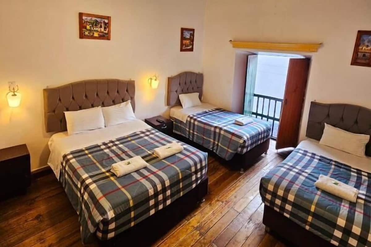 标准四人房, 私人浴室, 城市景观 | 办公桌、笔记本电脑工作区、免费 WiFi、床单