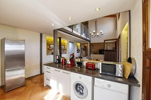 Jääkaappi, mikroaaltouuni, uuni, liesi