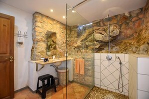 Shower, towels - Stunning Finca with Heated Pool for 8 Guests (Illes Balears)